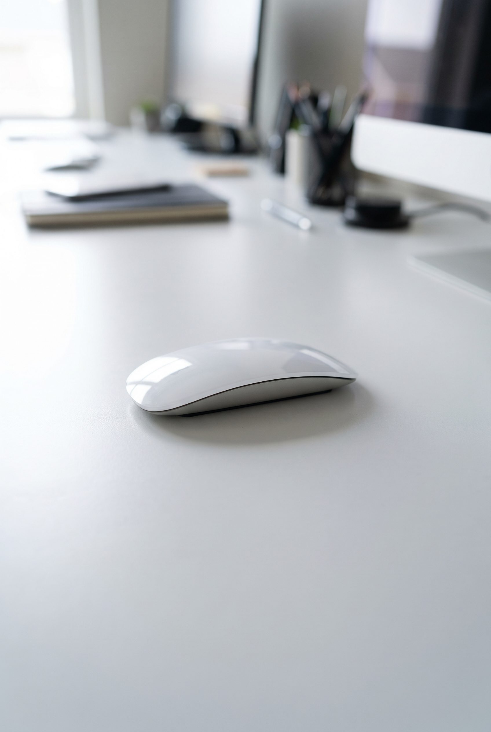 Fotogenic AI product photo of a white wireless mouse on a clean modern desk