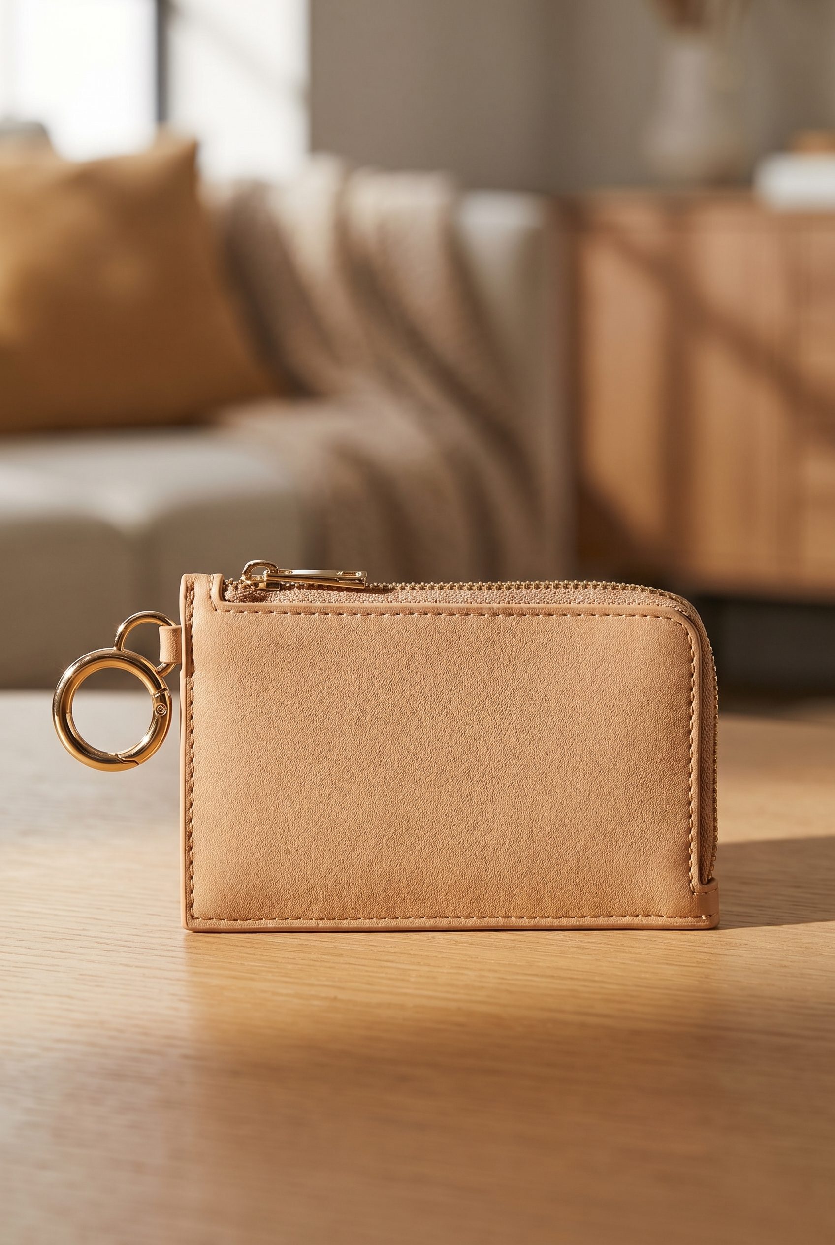 Amazon listing visual showing tan zip case for accessory, footwear, jewelry, and bag products