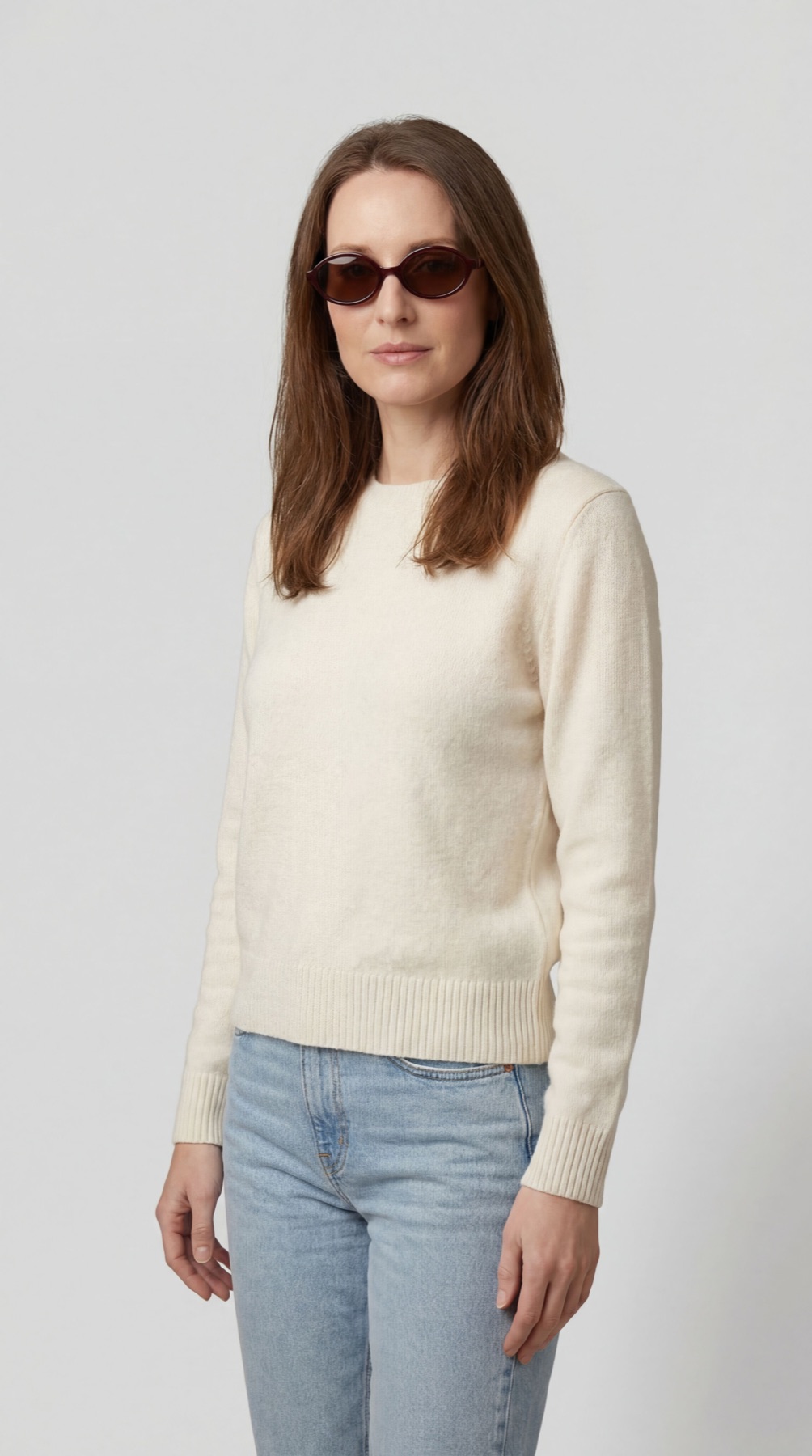 Fotogenic AI Model Holding Or Wearing The Product 155 for white background product photos