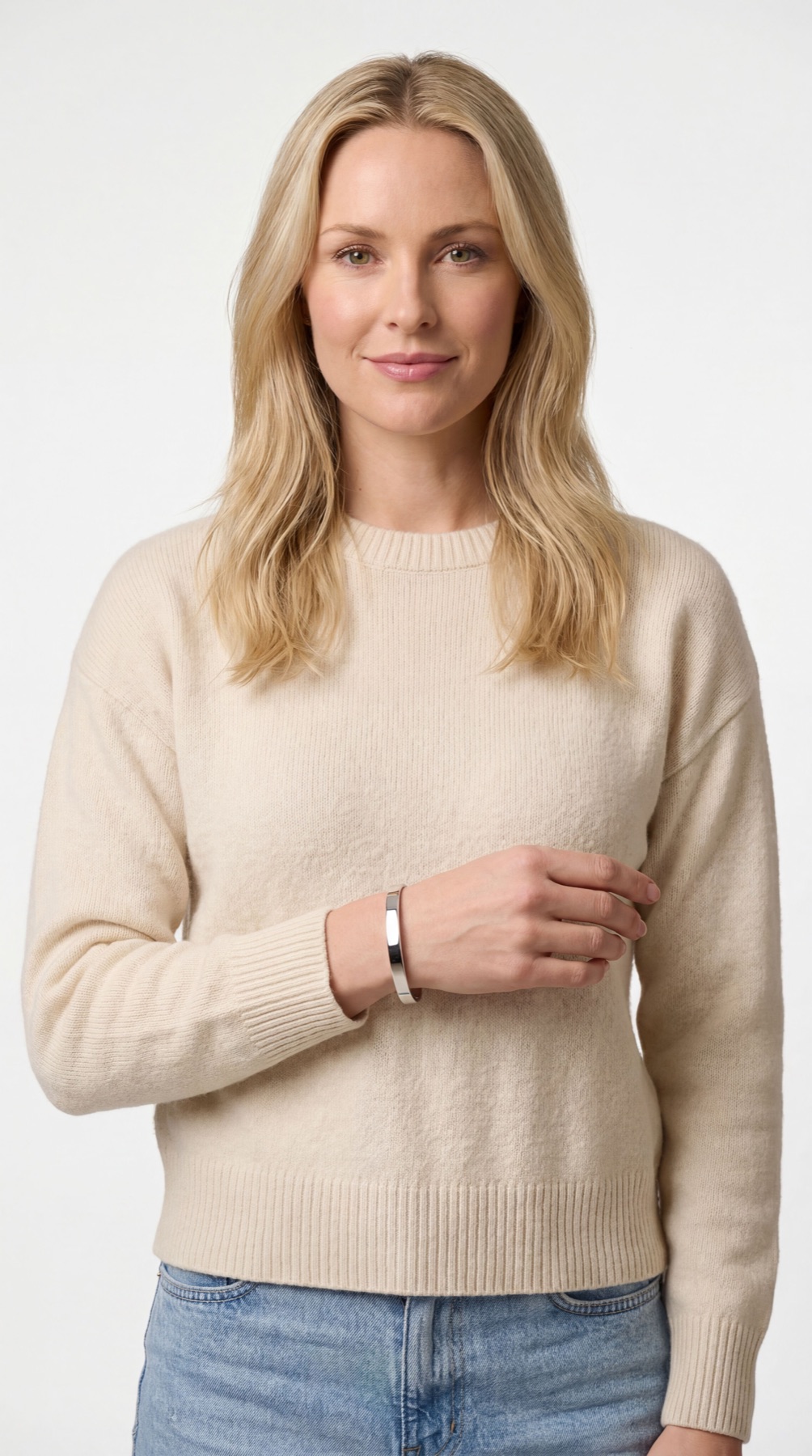 Fotogenic AI Model Holding Or Wearing The Product 178 for white background product photos