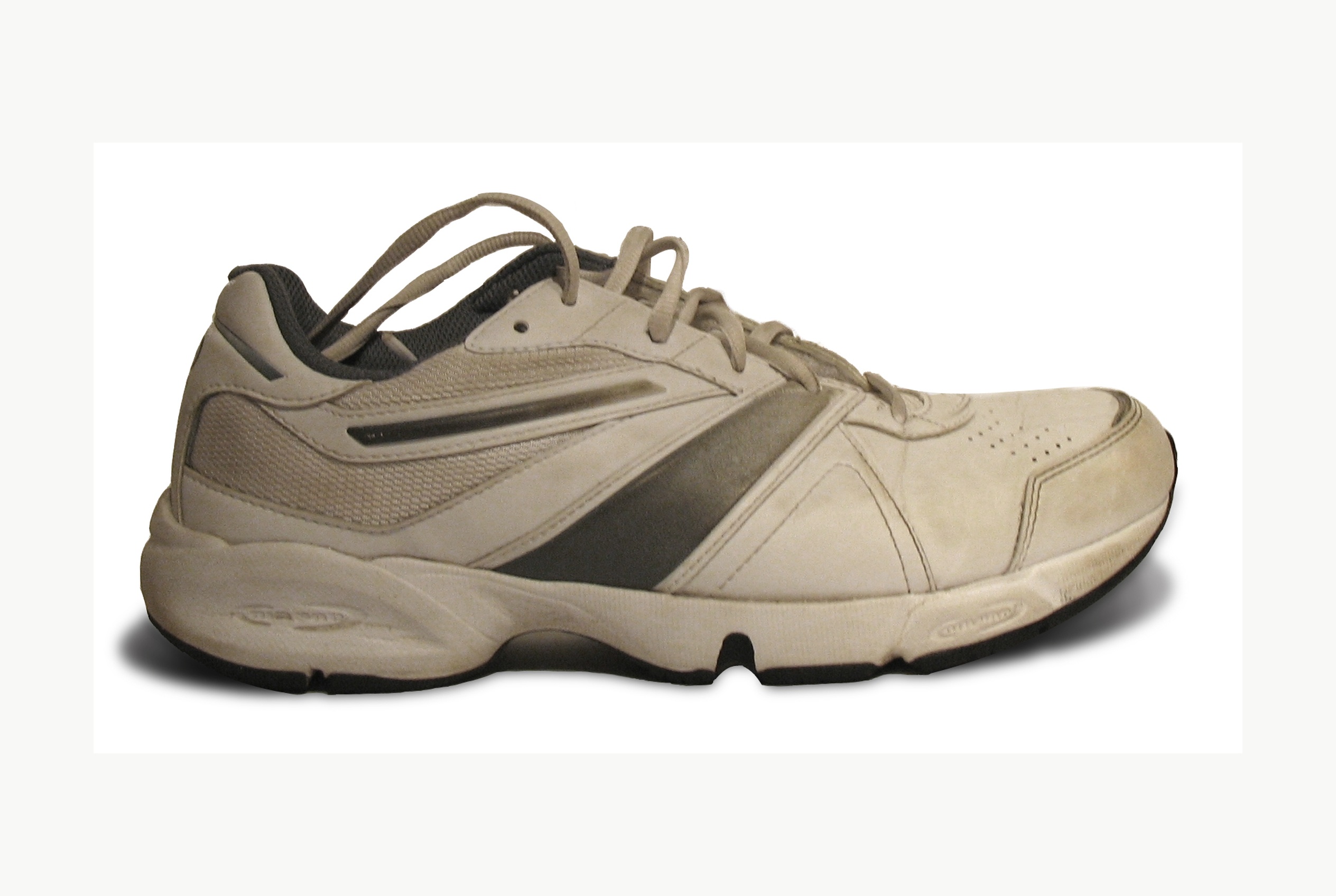 Original footwear product photo before Fotogenic AI enhancement