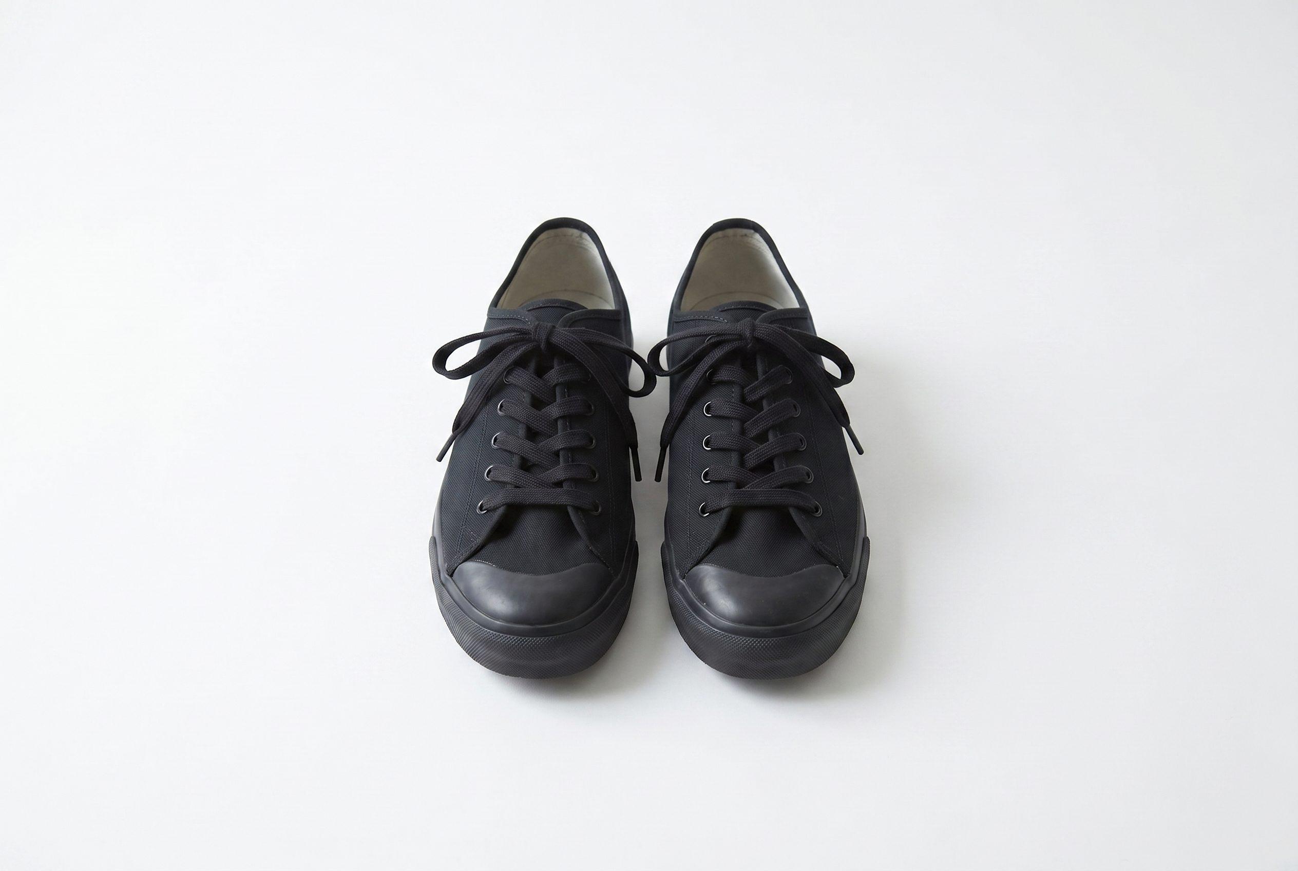 Black canvas sneakers for the footwear product photography Shopify PDP checklist card
