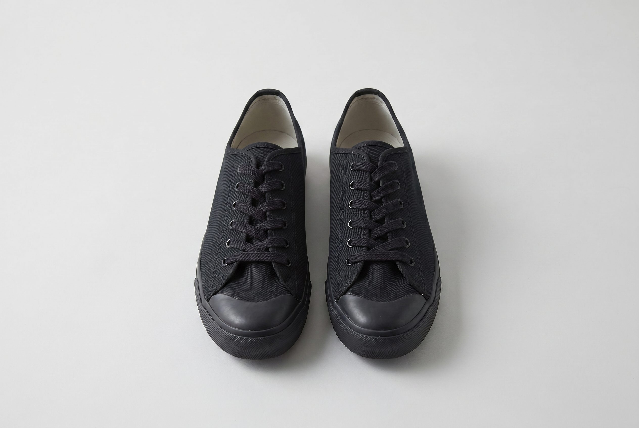 Logo-free black canvas sneakers for the footwear product photography Sneakers gallery