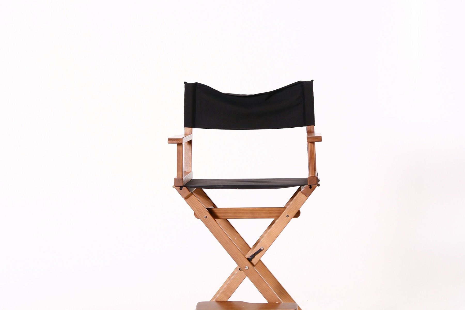Original ecommerce director chair product photo before Fotogenic AI generation