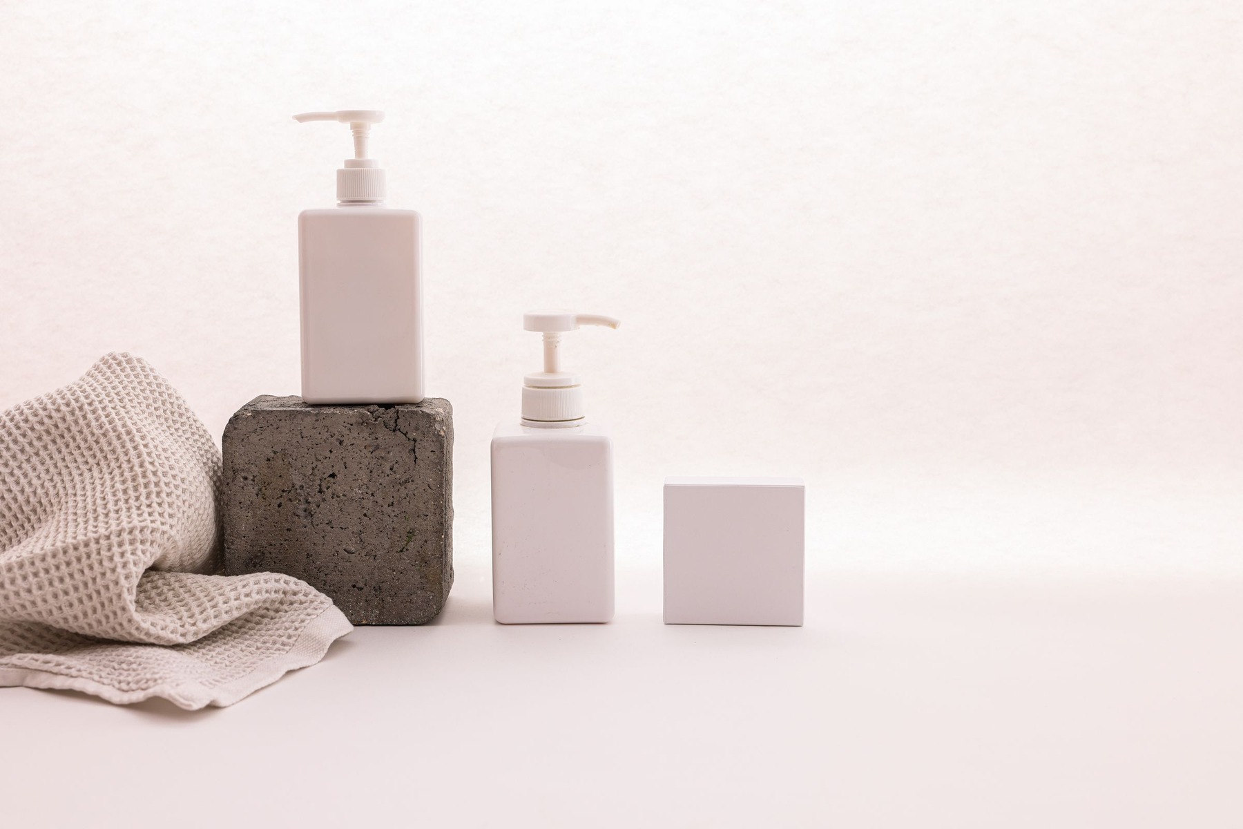 Bulk Product Image Generation before image showing clear blank cosmetic pump bottles and box for soap dispenser batch